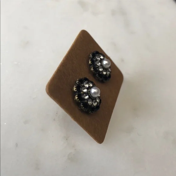 Faux Pearl Flower Earrings - Picture 2 of 2